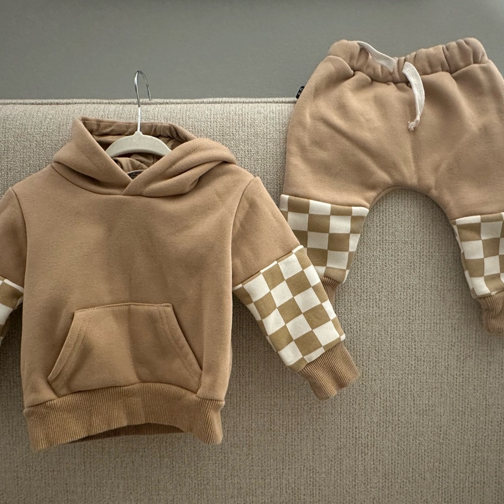 Olive and Scout 2 Pc Sweatsuit Beige Checkered 6-12mo